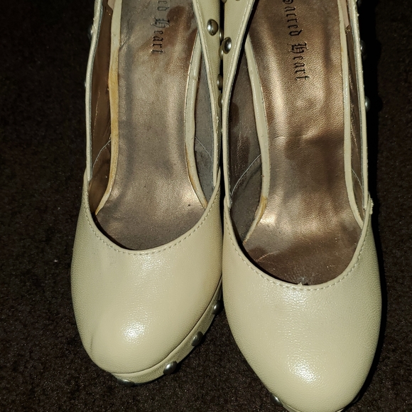 Nude High Heels with Gold Accents - Picture 4 of 16